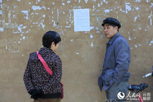 两位家长在相互询问对方子女情况摄影：薛丹