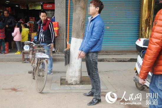 犯罪嫌疑人(右)指认现场。(邓旭 摄)