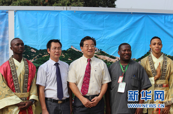 26日，贝宁阿波美卡拉维大学，中国文化中心主任白光明（中）与中外方院长合影。罗璐 摄