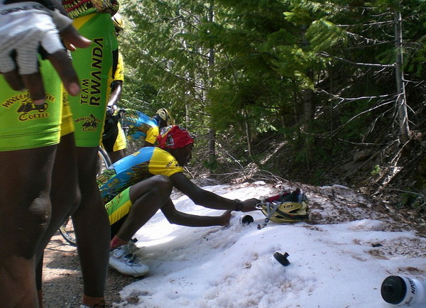 一些队员甚至试图把雪带走。（网页截图）