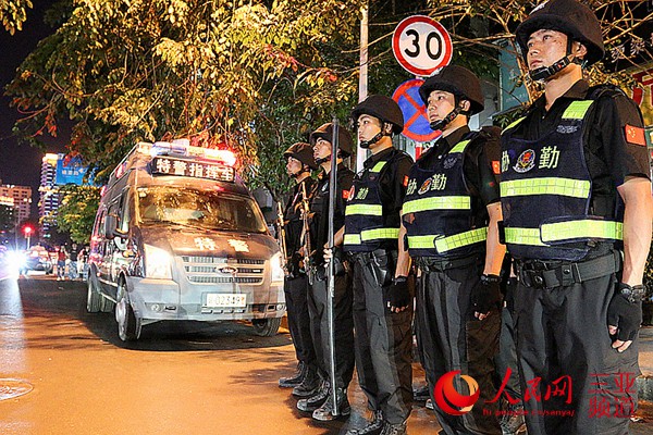 三亚特警在街头武装巡逻