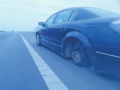 高速路上车轮突然脱落司机沉着冷静化险为夷