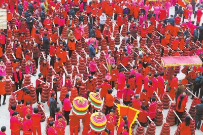 春节期间，莆田各地举办多种特色民俗活动，节日气氛浓郁。图为涵江区新坡村的挑红盘活动。