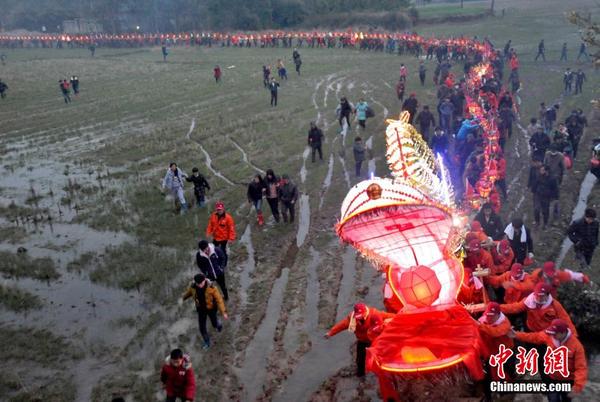 江西舞近千米长板桥龙灯 迎元宵佳节|农民|地头