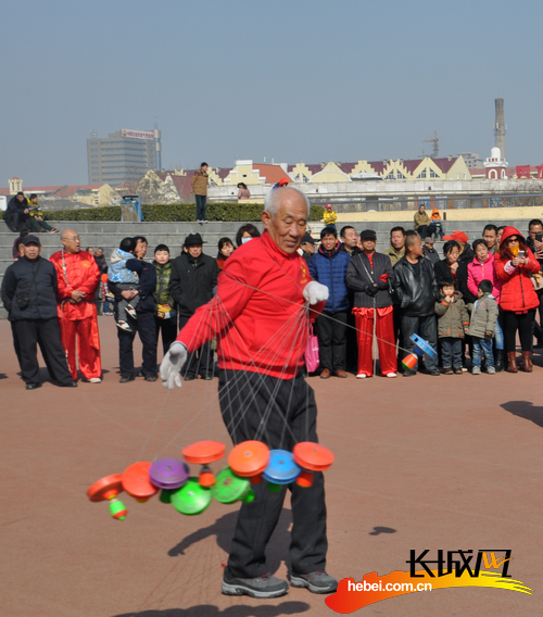 独门绝技：一次抖十个空竹。长城网 张世豪 摄