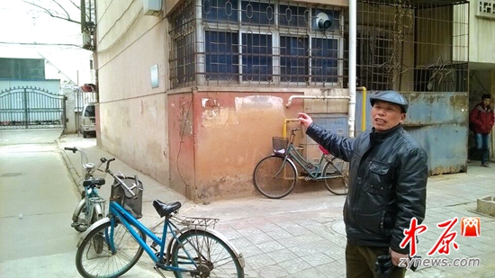 　　洛拖厂老职工刘建国指着当年文女士养父母住过的地方