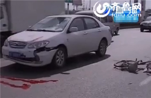 烟台6旬老人骑车横穿马路被撞身亡 血流一地惨