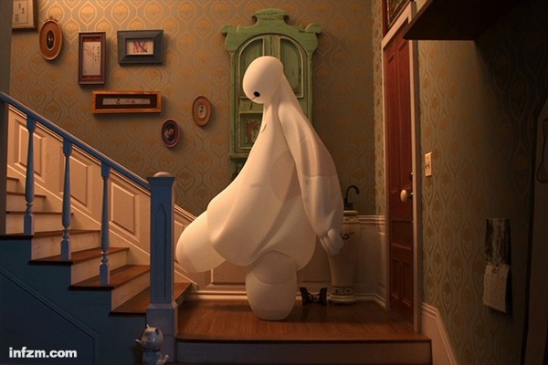 《超能陆战队》的主角大白是一个充气的机器人，同为“英雄”，它和蜘蛛侠、钢铁侠、美国队长那样典型的超级英雄不太一样。它没有什么超能力，甚至常常需要充电，防漏气则要靠透明胶布。 （南方周末资料图/图）