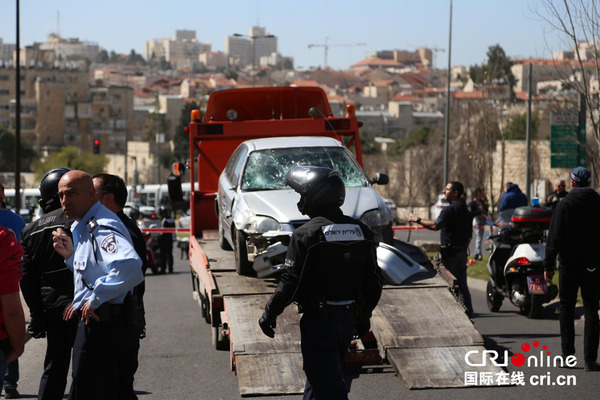 　　当地时间2015年3月6日，耶路撒冷，一名巴勒斯坦男子开车冲撞一群以色列女警，造成6人受伤，该男子中枪后被活捉。以色列警方称此次事件为“恐怖袭击”。图片来源：cfp