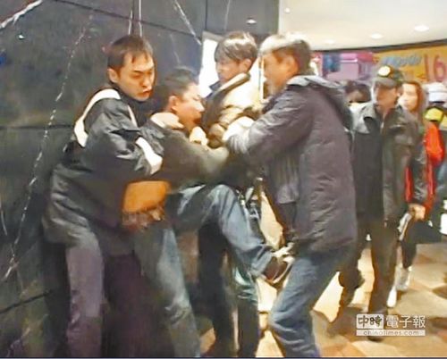 KTV打群架 台湾一醉汉趁乱踹警察被逮(图)|警方