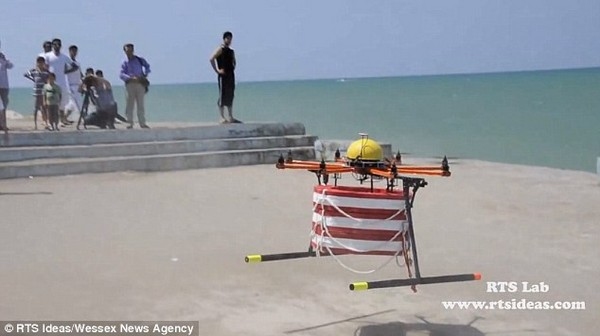 图：英国一公司发明首架无人驾驶小型飞机,每架无人驾驶飞机携带3个救生圈和摄像头。