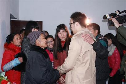 被拐16年回家热心工人志愿助力寻亲一家三口