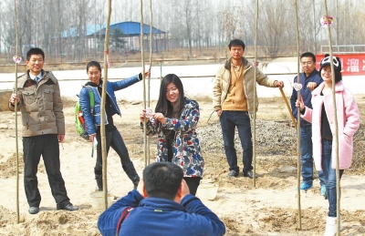 3月7日郑州黄河滩 百名单身男女种下爱情树