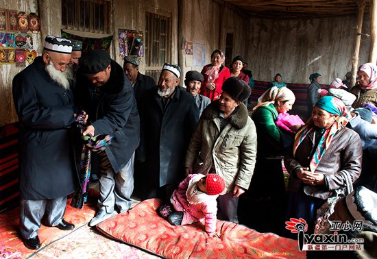 为新郎穿戴新衣服 亚心网通讯员 金炜摄