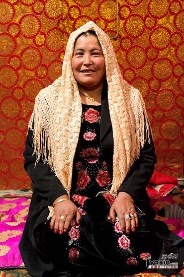 新娘阿瓦汗·尤勒瓦斯  亚心网通讯员 金炜摄