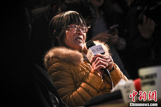 诗人余秀华亮相杭州 首次签售会现场火爆|诗歌