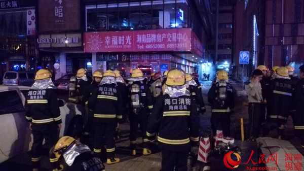 消防官兵及救援车辆在现场展开救援