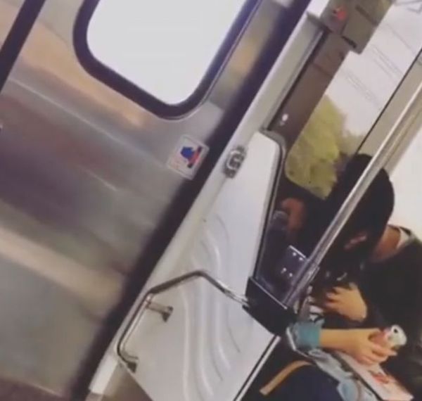 ▲高中情侣在台铁车厢玩摸奶。(图/台湾“今日新闻网”)