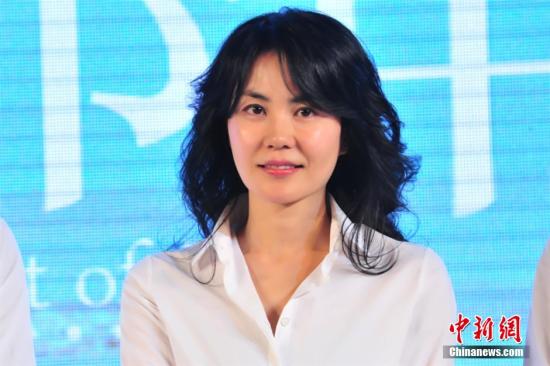 <em>王菲</em>现身<em>女儿学校</em>遭保安驱赶 母女享欢乐时光