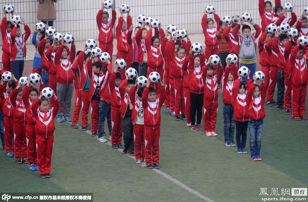 河南洛阳推进校园足球普及 学生跳起足球操