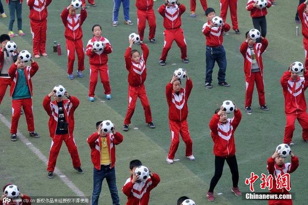 河南洛阳推进校园足球普及 学生跳起足球操|