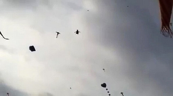 5岁男孩范明达当时正帮助母亲卖饮料，他的左腿被风筝线缠住，随后被风筝带入空中。(网页截图)