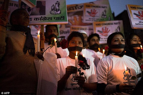 印度的社会活动分子参加守夜活动，纪念新德里一名女学生遭受轮奸致死二周年