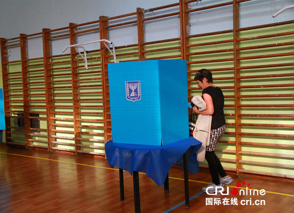 去蓝色箱子后面选择自己支持的党派选票（摄影：徐嘉）