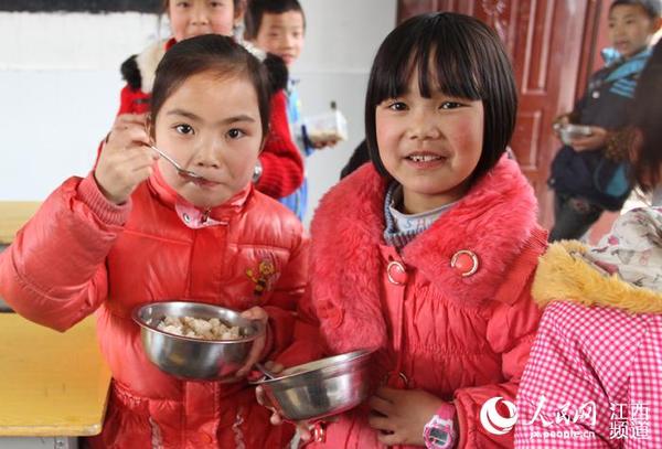 中午时分,山区的学生们开心地吃着免费营养午餐。