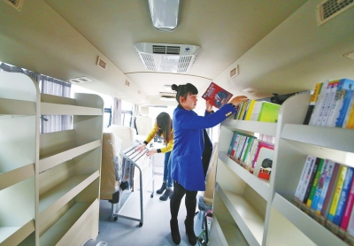 洛阳在汽车内建图书馆 车载千余本图书可借可