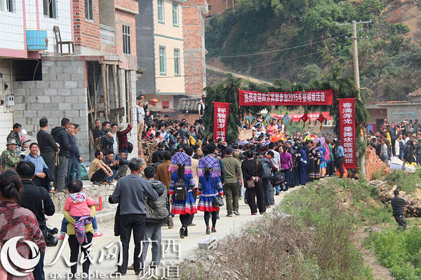 前来参与祭拜活动的宾客络绎不绝