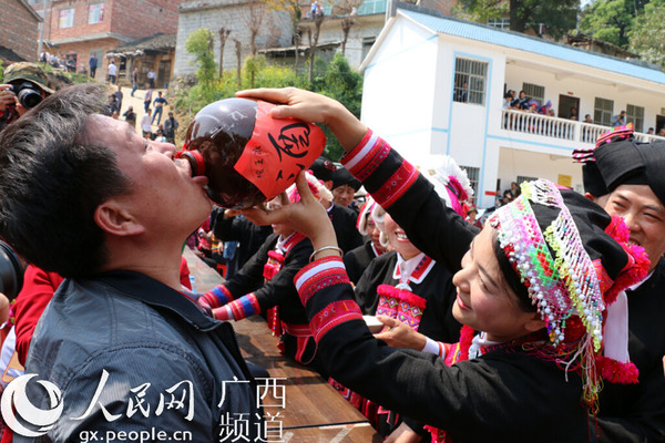给客人敬上美酒（卢茜/摄）