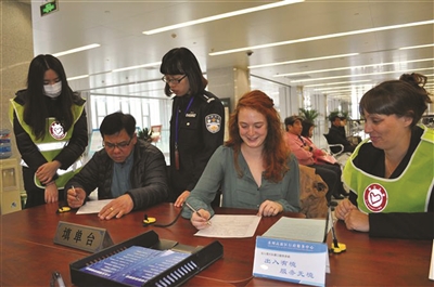 高新区出入境窗口来了洋义警|外国人|护照