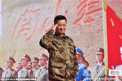 阎维文赴遵义慰问演出 敬军礼英俊帅气