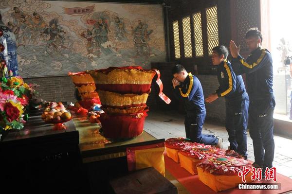 山西一足球队参加职业比赛前拜关公求胜|足协