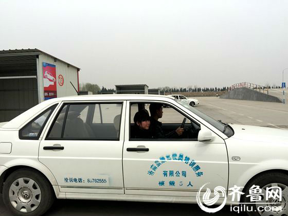 济南28家驾校落实行业新规 女学员盼望三个月