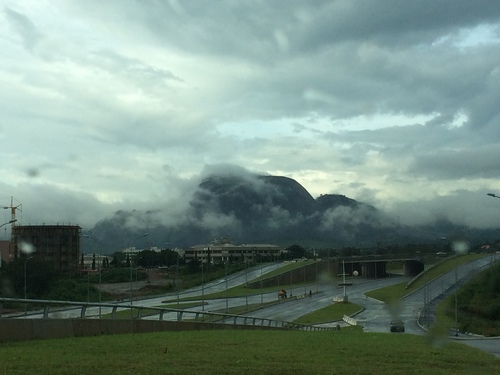 雨季时被云雾环绕的阿索石成为了阿布贾市内的一道风景
