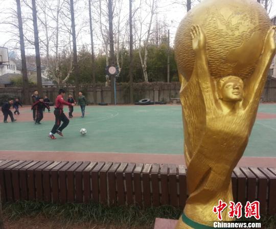 南京百余所中小学增设足球课 足球兴趣班受欢