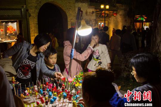 福州南后街面人摊吸引众多游客驻足观赏。李南轩　摄