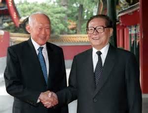 2002年,时任中国国家主席江泽民在中南海会见了来华访问的新加坡内阁资政李光耀。