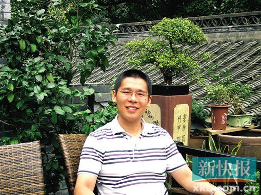 田炜,中山大学文学博士研究生。现任中山大学中文系副教授、硕士研究生导师、《古文字论坛》编委。中国书法家协会会员、是具有代表性的青年学者书法家。