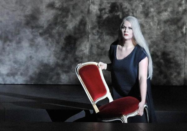 2012年1月，歌剧演唱家玛丽亚·拉德纳（Maria Radner）在纽约大都会歌剧院演出。