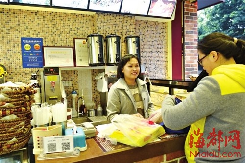 意华在一家比萨餐厅工作,流利的中文和爽朗的个性让她交到了很多朋友