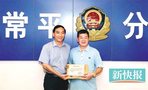 ■刘柏权曾因开直升机抓贼获奖。(资料图片)