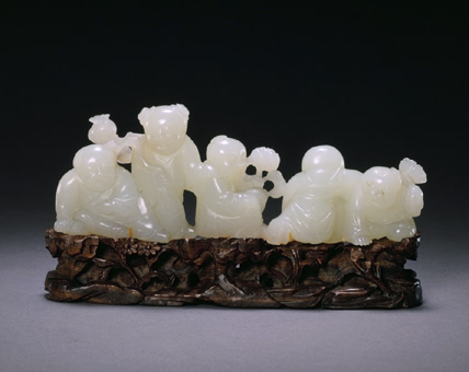 　　5、青白玉五子笔架，清，高4.6cm，长12.5cm。清宫旧藏