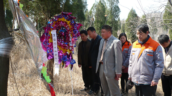 来到公司驻地——枣庄市山亭区凫城镇滴水村,登上约300米高的山顶,向