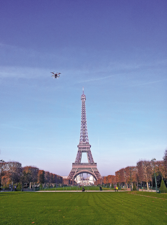 　　無人機在巴黎埃菲爾鐵塔前（圖片由受訪企業提供）