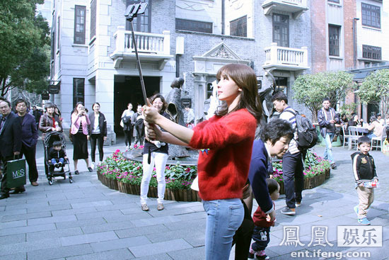 柳岩穿紧身牛仔裤现身闹市录节目 自拍引路人