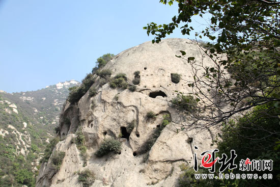 图为北辛堡镇黄家冲村的古石窟