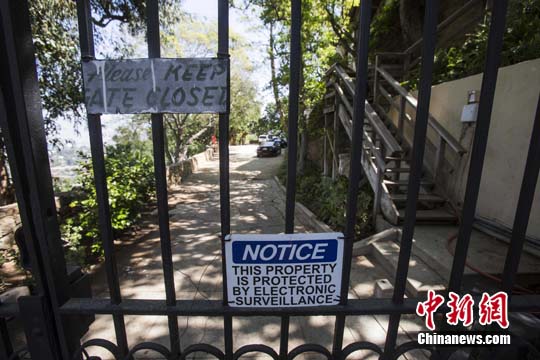 安德鲁盖蒂的豪华住宅门前。林戈 摄